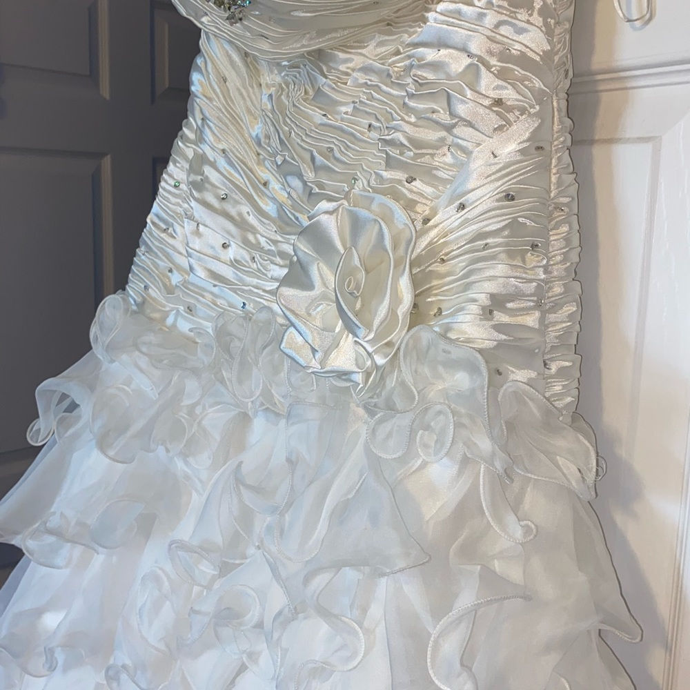 Beautiful Ruffle Wedding Dress - Picture 2 of 8